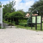 panneau d'informations à l'entrée du village
