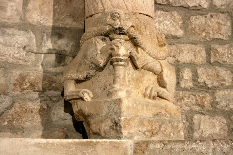 Détail colonne église Saint Christol d'Albion